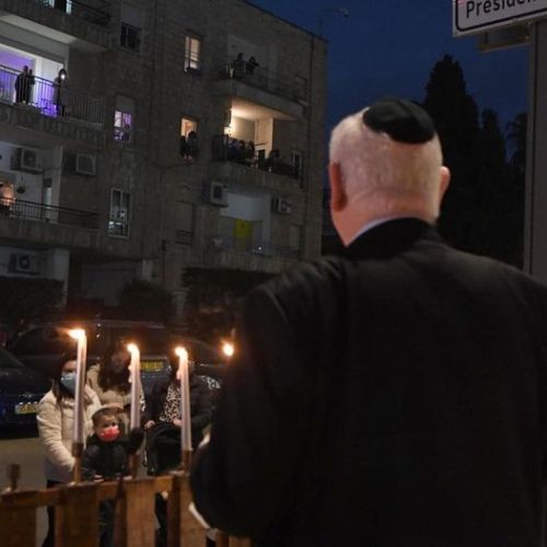 President Rivlin of Israel surprised his neighbors in Jerusalem - and invited them to light the four