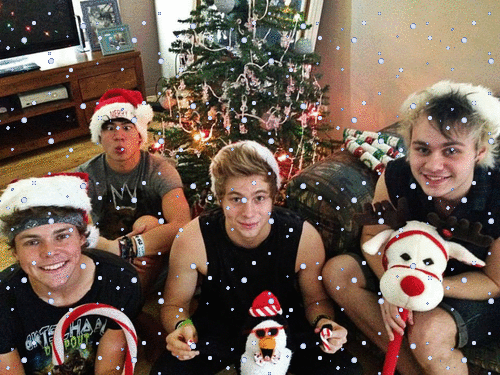 stopashton:happy holidays!  ٩(-̮̮̃-̃)۶