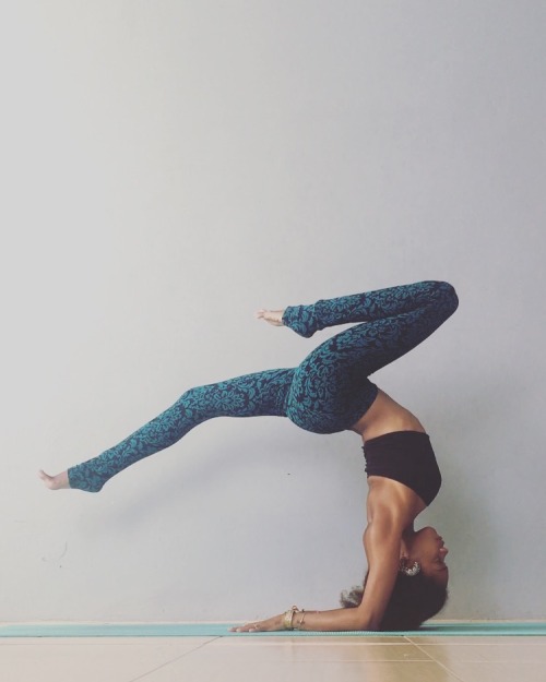 wasiawasia:  progress photos of my favourite asanas.   peace 