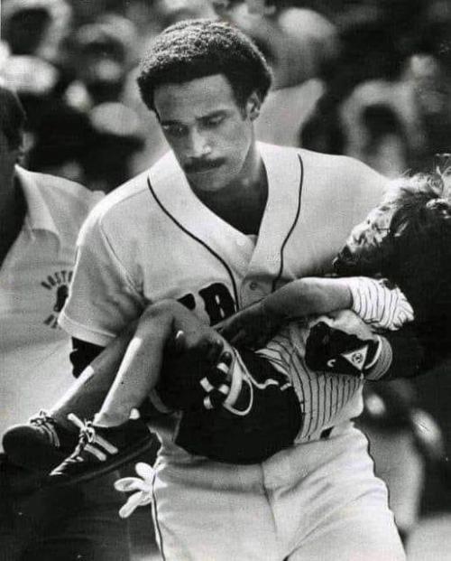 oldschoolpic:August 8, 1982. A line drive foul ball hits a four year old boy in the head at Fenway. Jim Rice, realizing in a flash that it would take EMTs too long to arrive and cut through the crowd, sprang from the dugout and scooped up the boy….