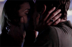 dailydelenagifs:   DE + kisses requested by anonymous 