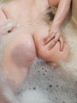 notthankusorry:  bath time!! 💦😍💖  You are the hottestttttt 😇