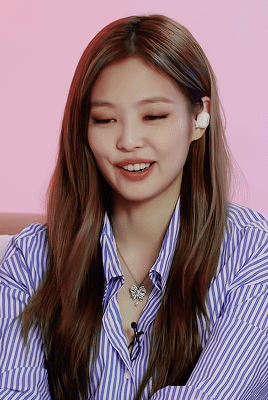 comequicklysir:Jennie x Blackpink reacts to Light Up The Sky Official Trailer