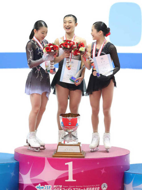 rika-kihira:Kaori, Rika and Satoko smelling the flowers on the podium 