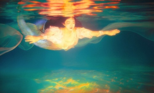 ziseviolet:『水魅』 “以情为食，以水为狱。”Ethereal underwater mermaid photoshoot by Chinese photographer 夏弃疾_. The