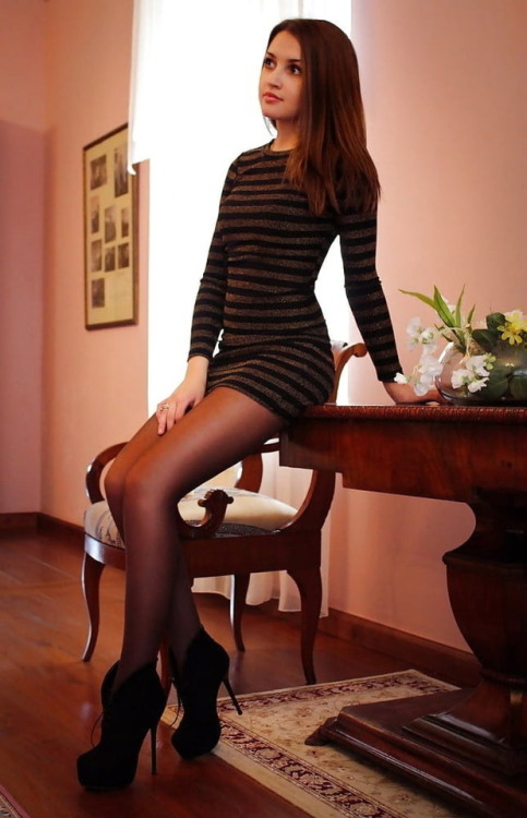 suki2links:I ❤️ her beautiful legs wearing dresses, high heels and stockings.