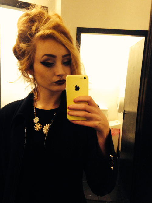 wrappedinplastikkk:  Face spam of me and Laura’s amazing contouring bronzer