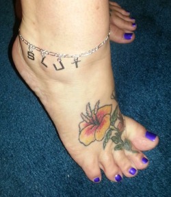myfeet4you:  I like my new anklet;) 😈😈