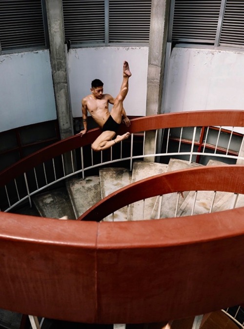 artoffreddieniem-blog: 【清新的舞者唤醒了这座接近废墟的螺旋型楼梯建筑：PEOPLE 154: JIMMY WONG IN 旋】华裔摄影师 THE HEART OF  PATRICK 在吉隆坡拍摄了这组照片；模特：JIMMY WONG  ；我对原作做了编辑和整理；摄影师的网站：heartpatrickstudio.com