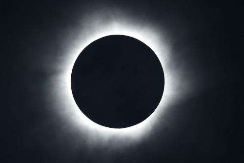 Total solar eclipse from the beach of Ternate island, Indonesia. js