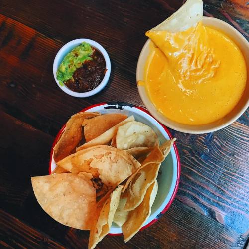 Cashew queso hangs with @losvegangeles #vegan #la (at Bar Amá)