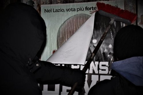 Ieri notte a Roma sono apparsi centinaia di manifesti che hanno coperto i volti, le bugie e gli slog