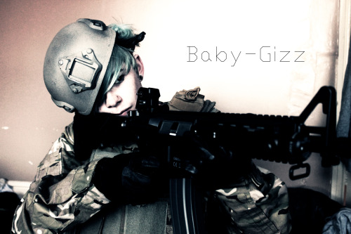 baby-gizz:  alex wanted pics and i wanted to play army’s teehee so we compromised  