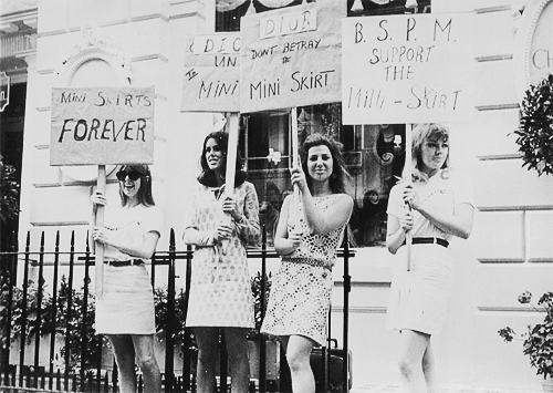 digthe60s:Mini skirt enthusiasts, 1960s