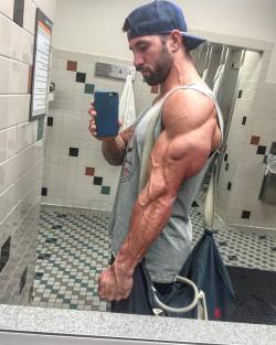 jaxman52077:  Carnal obsession with flexing