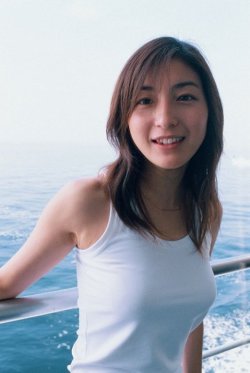 bijinkawaii:  船のデッキで微笑む白のタンクトップ姿の”かわいすぎる”広末涼子