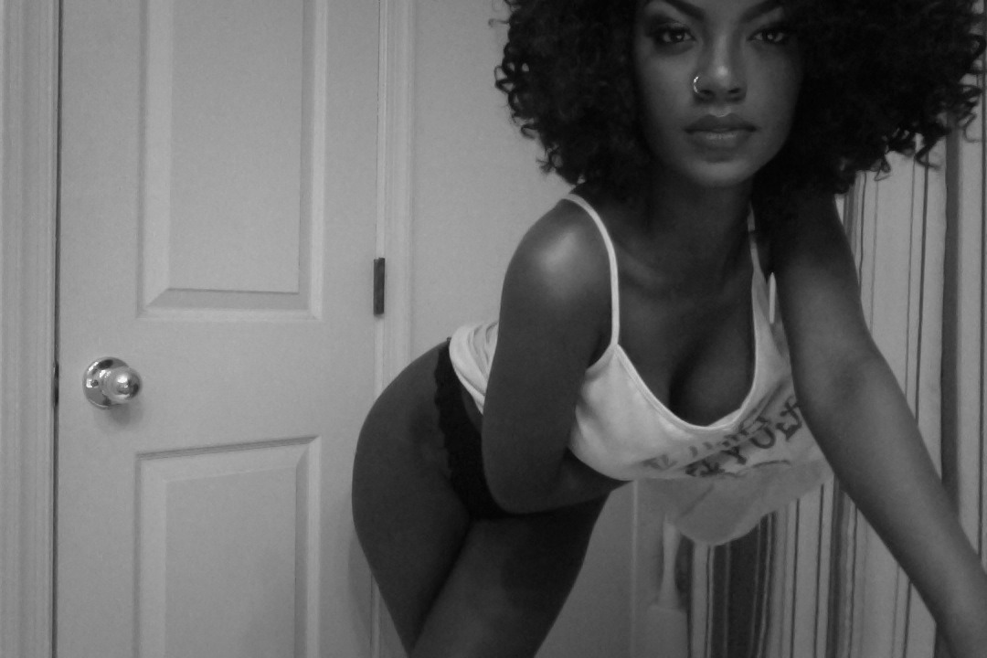 amk-o:  thefakerihanna:  here’s to black beauty #BlackoutDay &lt;3  Wait wait