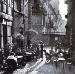 ach-thebrother:  historicaltimes:  The “Bar Giamaica” in Milan, Italy, ca 1950 via reddit  fotografia di Ugo Mulas (1928-1973) 