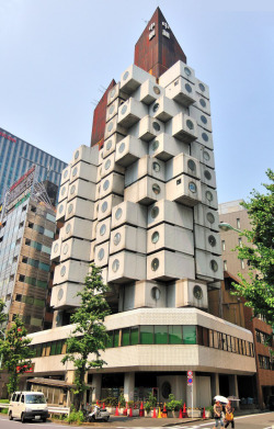 Tri-Tone:paysagearchitectural:  Nagakin Capsule Tower Architect : Kisho Kurokawa