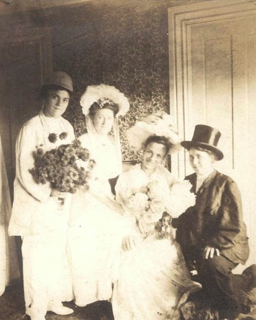 thegayreich:Vintage Lesbian Wedding