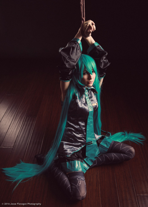 jesseflanagan:  With Megan Mckenzie as Hatune Miku in MyNawashi ropeRigging/photo by Jesse Flanagan (self)