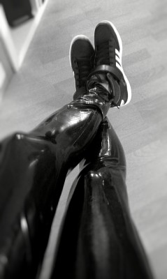 sneakrsfetish:  Latex and sneakers ! The perfect combination…