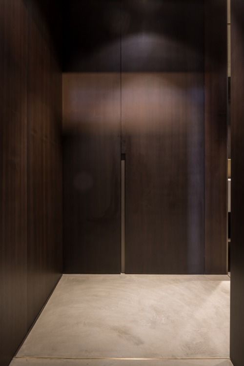 {Today’s Friday Feature is Belgian designer Dieter Vander Velpen! Love this dark and moody bathroom 