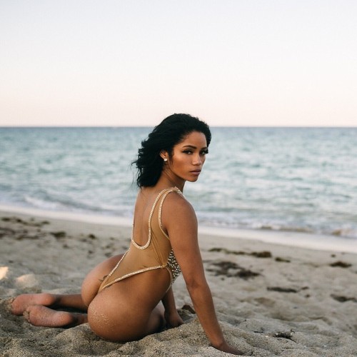 bombshellbootys:  Star