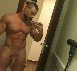 banheiraogay:  Leo Stronda. FOLLOW http://banheiraogay.tumblr.com