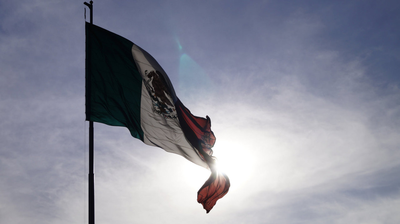 vivirenmexico:  Nuestro emblema nacional en el Zócalo de la Ciudad de México