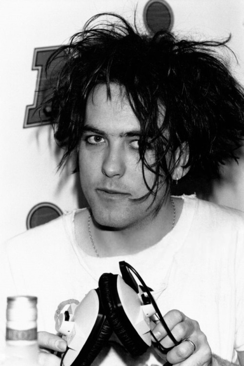 a-night-like–this:Robert Smith At NRJ Radio On January 16th, 1986 In Paris,France