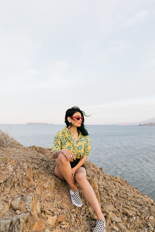 Ready to explore in the Wildin’ Sunglasses and Fare Woven Top.