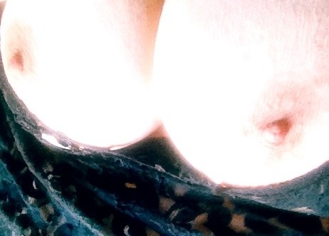 omgdirtydd:  Happy Topless Tuesday…..  💋
