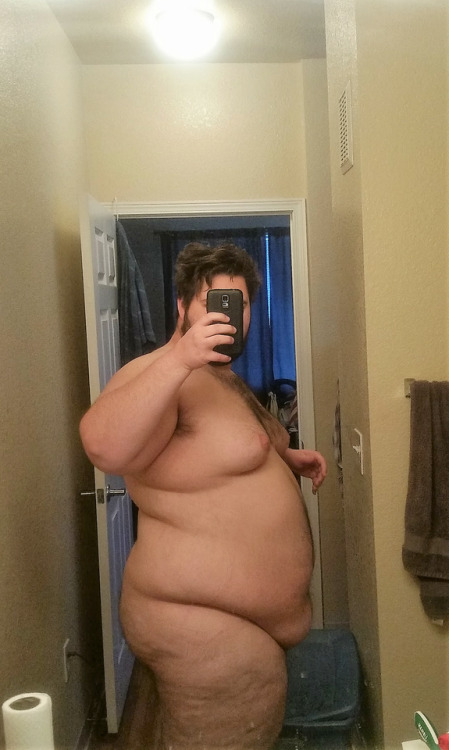 chubstermike: sexslave-bottom: Body Shot! Sexy AF..
