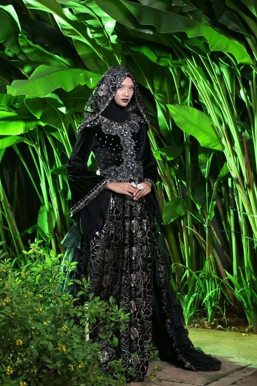 Anniesa Hasibuan, “Sradha”(Image 4 is the designer)