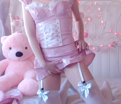 kittenprincesspolly: am i allowed to touch myself, daddy?