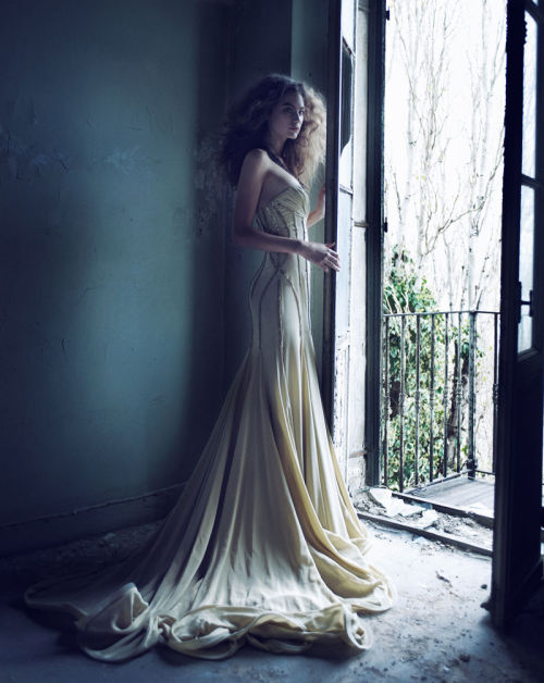 sumisa-lily: “Something there had been, something delicate, wild and far away. But  it was shut out behind the doors of yesterday, lost beyond the hills.”  ~ Robin pseudonym of Iris Guiver Wilkinson Hyde   