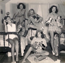 beatnikdaddio:  sorority girls. university of texas. 1944. 