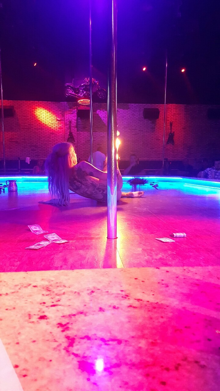 stephanie-mason-my-hotwife:  So this chick, on top of swallowing swords, was getting