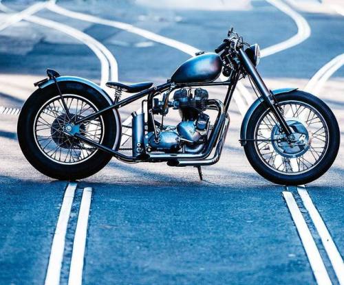 Triumph Bobber #triumph #bobber #deus #vintage #classic #custom #custommotorcycle #motorcycle #bikes