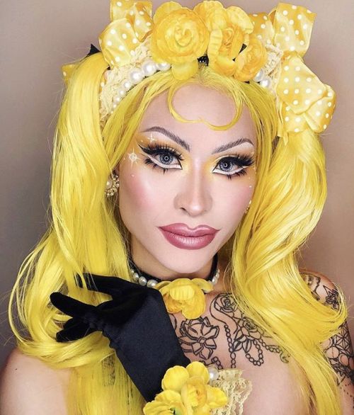  @evayoung_ is our sunshine in Buttercupcake eyeshadow and Bliss lipstick! #sugarpill #vegan