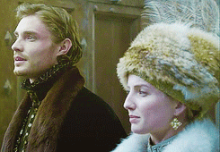rubyhoney:♔ gorgeous outfits in the tudors [08/??]   └ jane seymour’s fur-trimmed riding dress
