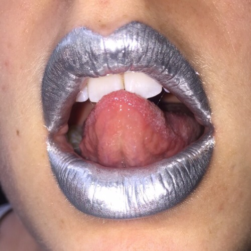 twee-lil-lass:abstractionoftheself:Silver Gloss, 2015