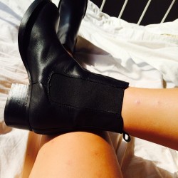 youthpalm:youthpalm:  Uploading a different photo because idc mmmm boots   wooo my pic on my dash :) 