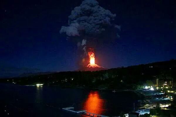 fuck-this-girl-in-particular:  Volcan villarrica (rukapillán) en plena erupción
