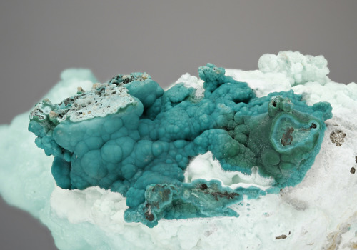 vugnasmineralblog: Rosasite on Smithsonite Tsumeb Mine, Tsumeb, Oshikoto Region (Otjikoto Region), N