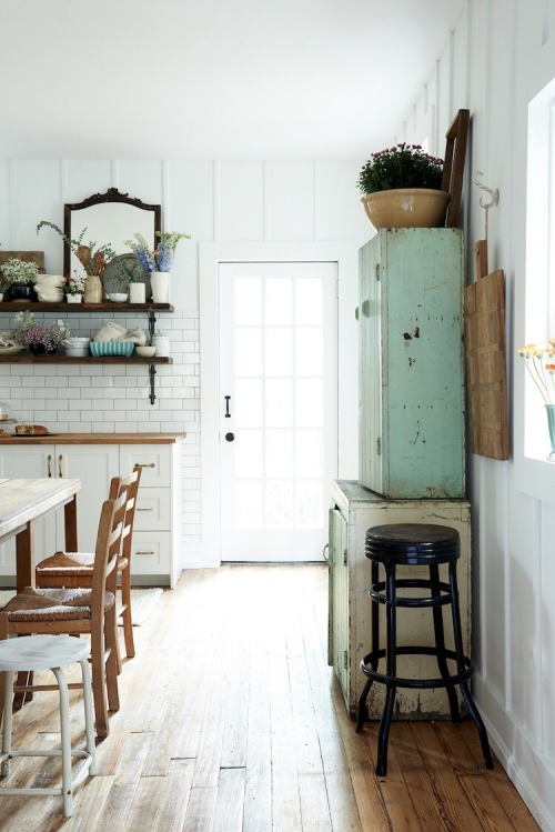 oldfarmhouse:http://www.myscandinavianhome.com/2018/01/a-dated-home-becomes-fresh