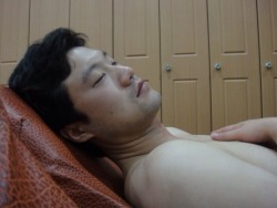 hyunjinchoi:  ataraxia0000:  straight guy asleep  대박 