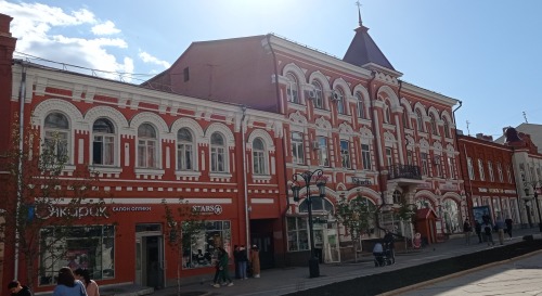 Red (and pink) houses of Samara (Russia)Walks in Samara P2