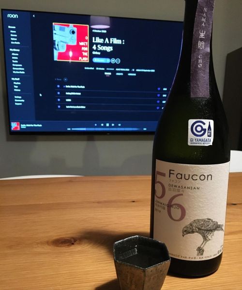 ひさしぶりの、きょうのお酒は山形のお酒 Faucon 出羽燦々。ワインボトルのようですが日本酒です（実際ワインも作っている蔵です）。キレイ系のお酒でクセなく飲みやすいタイプ。 韓国の音楽シーン、未開ゾ